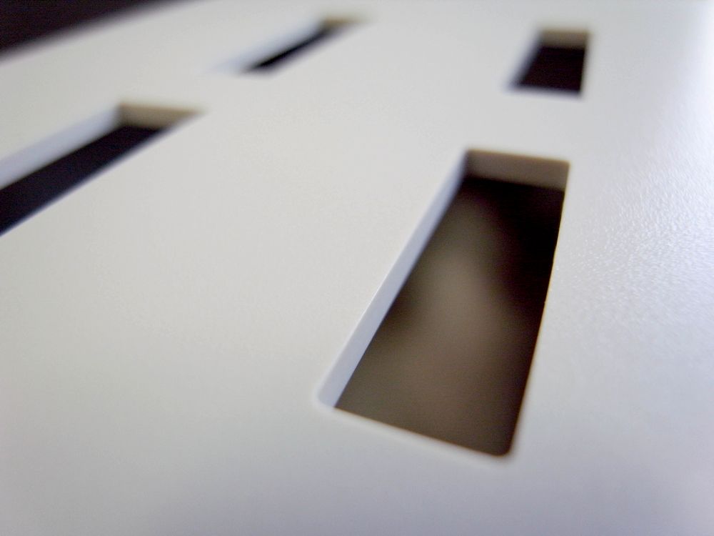 ABS樹脂ケースの穴あけ精密加工｜専用治具固定・エアブロー併用で熱変形とバリを抑制