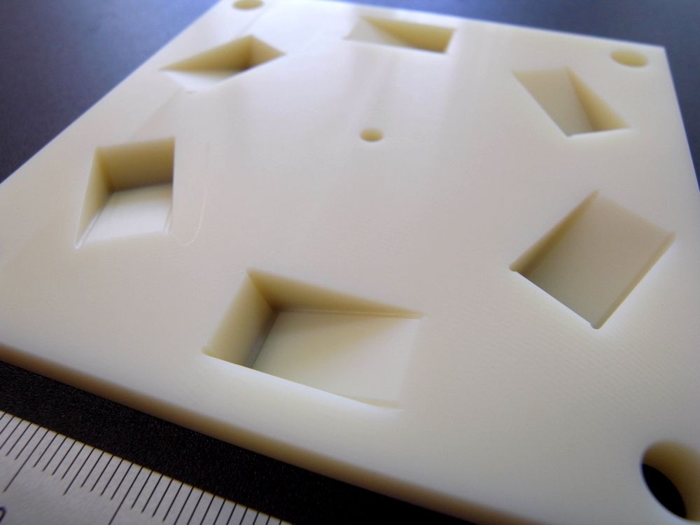 ABS樹脂の3次元切削加工品 9t×80×80mm｜ボールエンドミルによる表面仕上げ拡大（ナチュラル色）