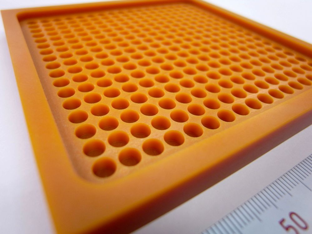 ベークライト樹脂板の穴加工部拡大写真　C面取りと穴位置精度を確認