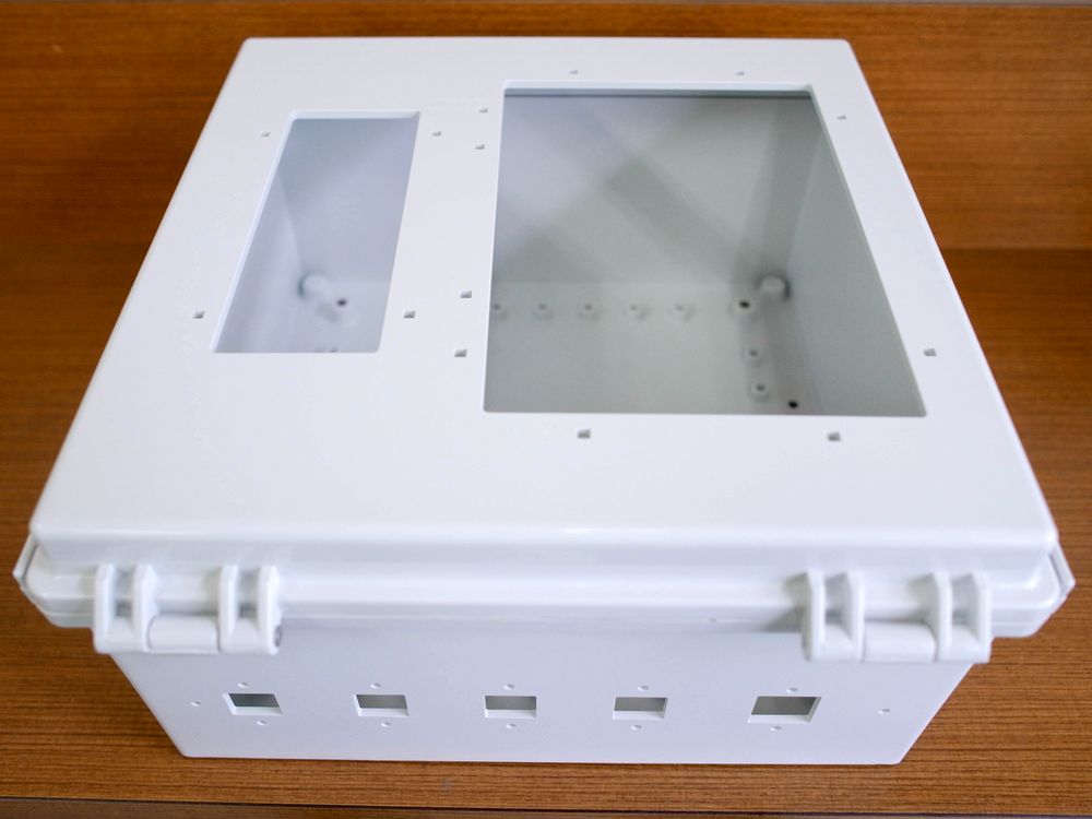 タカチボックス穴あけ加工品｜四角穴＋丸穴事例 | 樹脂加工ドットコム