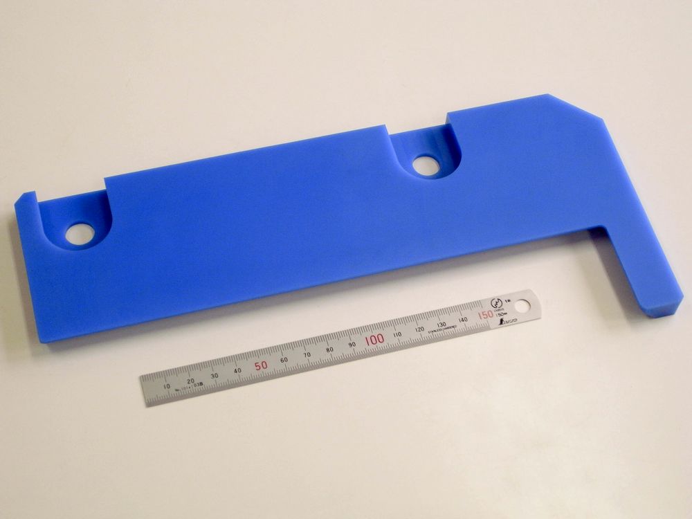 MCナイロン（MC901）L字プレート t12×120×270｜座ぐり・φ13穴×2・C10面取り｜Ra1.6仕上げ・精密切削加工