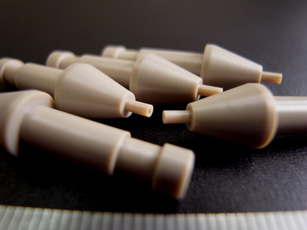 PEEK｜丸棒｜旋盤加工｜段付きザグリ＋貫通穴φ0.8｜拡大