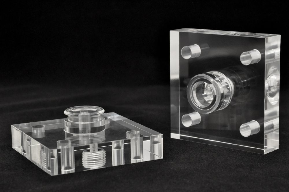 透明アクリル精密切削加工品 PMMA磨き仕上げ 斜めアングル全体写真