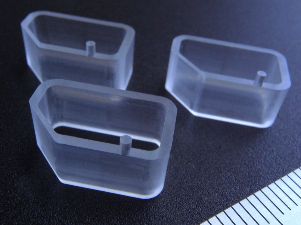 ポリカーボネート切削加工品クローズアップ 小型精密透明部品 横14.4mm×縦8.6mm×高さ7.5mm