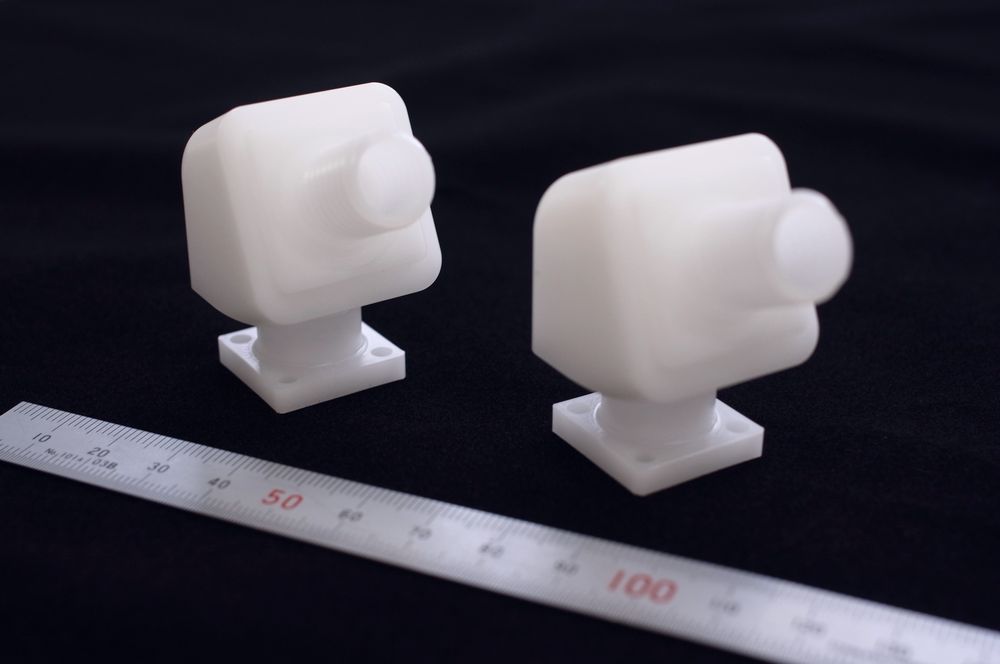 POM 3D形状加工｜25°傾斜外形と貫通穴の同時成立