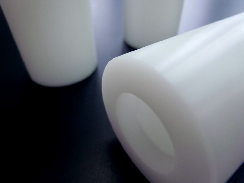 POM（白）φ50×120L 両端ザグリ部の旋盤加工ディテール。糸面取りC0.5仕上げで滑らかな端面。