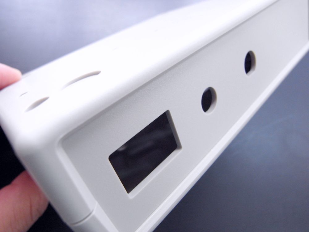 タカチ製プラスチックケース パネル部の穴あけ加工ディテール 拡大写真