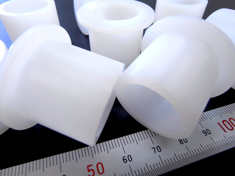 UHMWPE旋盤加工品 表面仕上げの拡大写真（刃先角度と冷却条件を最適化した切削面）