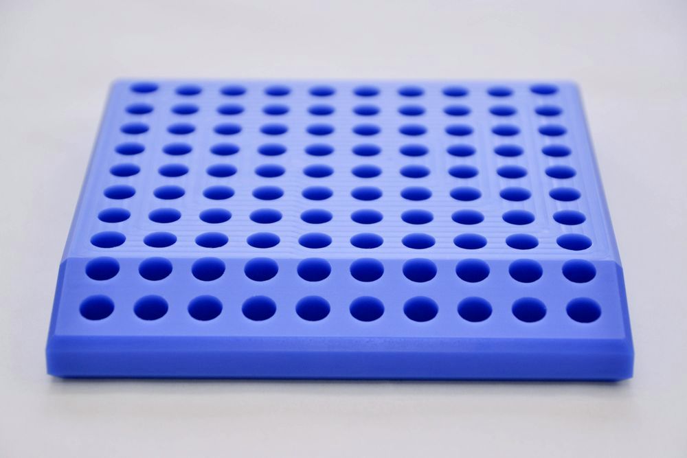 MCナイロン（MC901）切削加工品｜多穴・テーパー事例