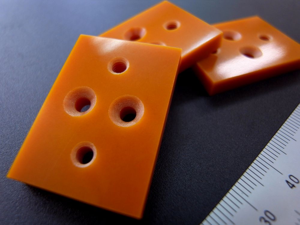 紙ベークライト5tの穴あけ・ねじ加工（M4メスねじ）拡大／皿ザグリ詳細