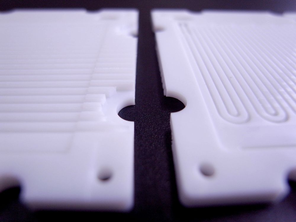 PET｜薄板プレート｜精密切削（溝加工）｜幅0.5mm貫通溝｜拡大