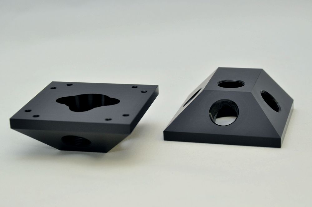 POM｜ブロック｜3次元切削加工｜66×66×t25｜斜面M16P1タップ×3＋裏面M4タップ×8｜低角度