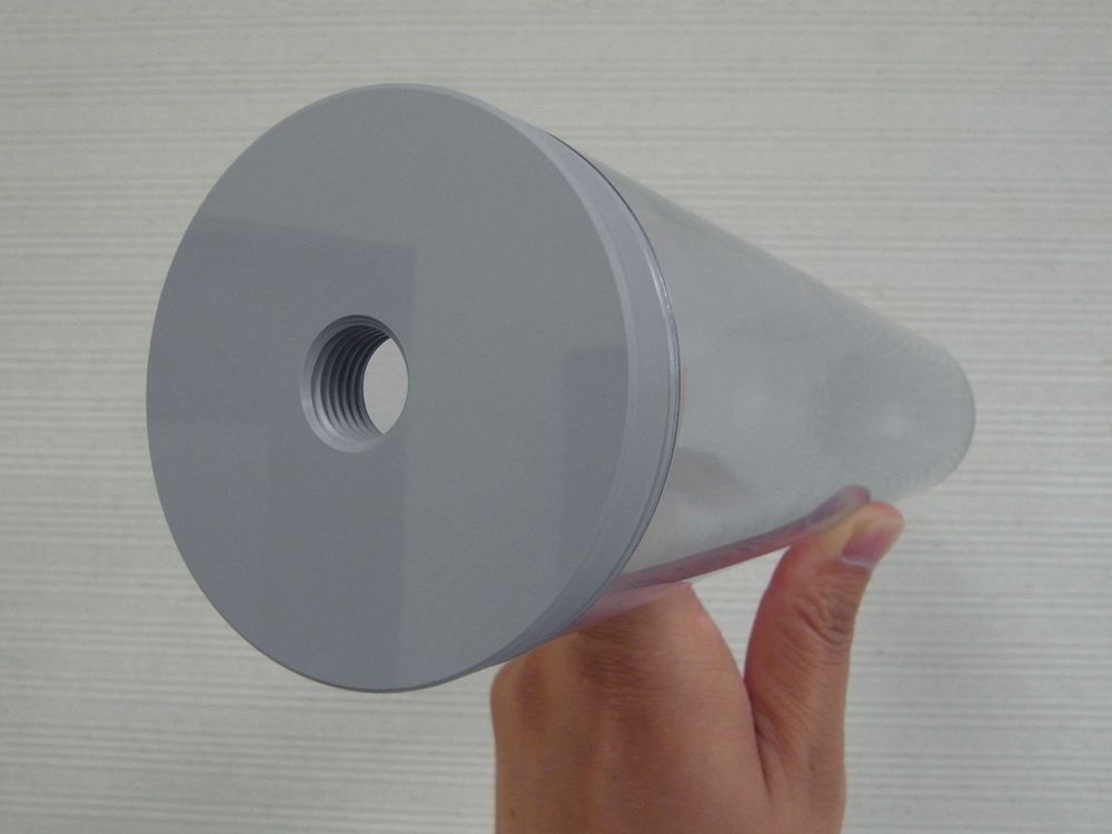 PVC溶接空気槽の端面クローズアップ。外径φ60×300mmの透明パイプに、Rc1/4テーパーメスネジ付きグレーPVC蓋を接着＋熱風溶接した構造が確認できる。