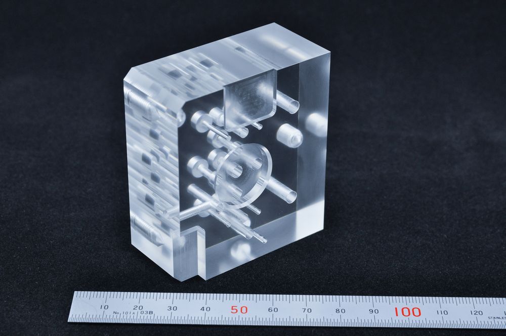 アクリル（PMMA）｜精密部品｜切削加工・リーマ仕上げザグリ穴｜27.2mm±0.05×57×64mm｜裏面側 全体