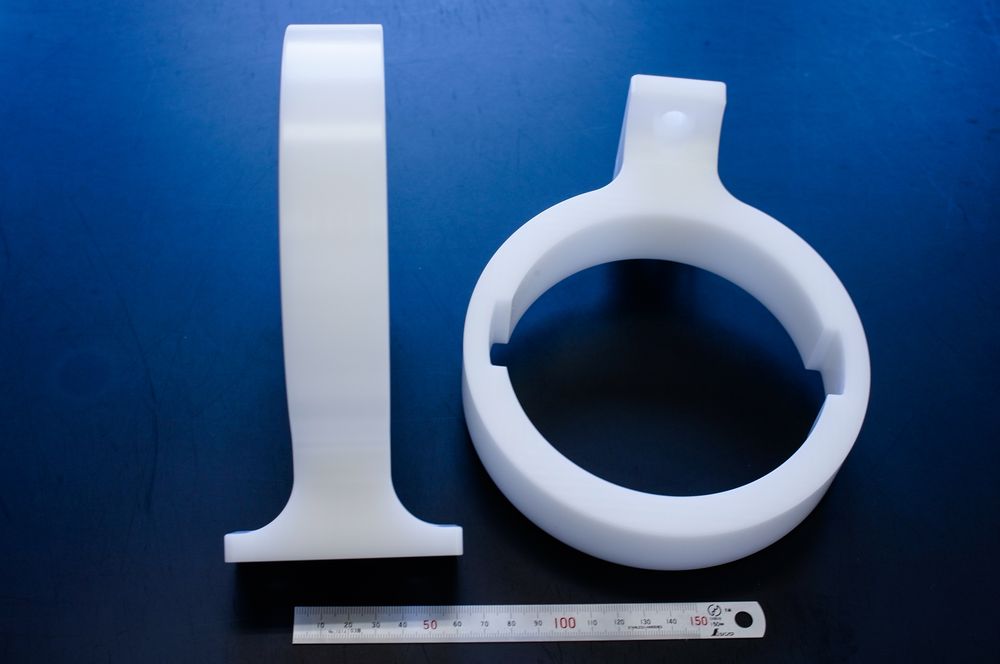 白POM｜リング形状｜3次元切削｜197×160×84・φ160｜立体感（立て置き＋寝かせ）