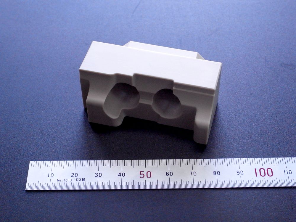 PPS｜部品形状｜3軸マシニング精密切削｜25×60×39mm｜3D形状手前の横置き全体写真