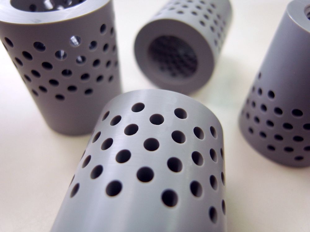 塩化ビニル（PVC）｜パイプ形状｜3軸マシニング穴あけ｜φ35×45mm｜φ3穴×84のクローズアップ