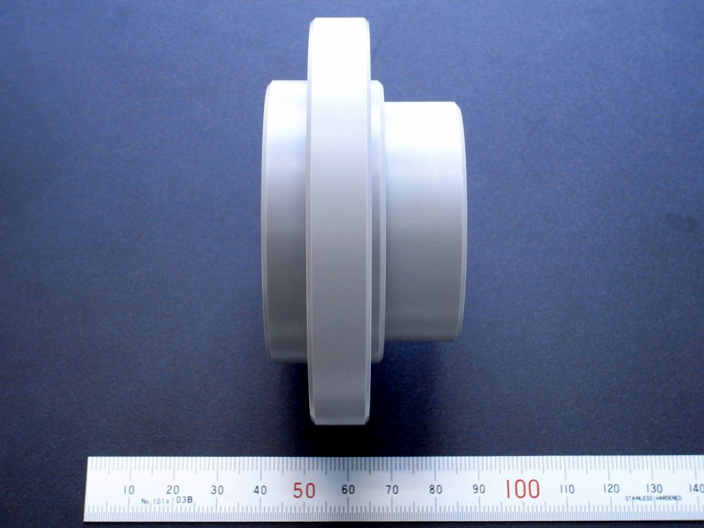 グレー塩ビ（PVC）｜段付き円板部品｜旋盤＋マシニング｜φ86×t40｜全体（縦置き）