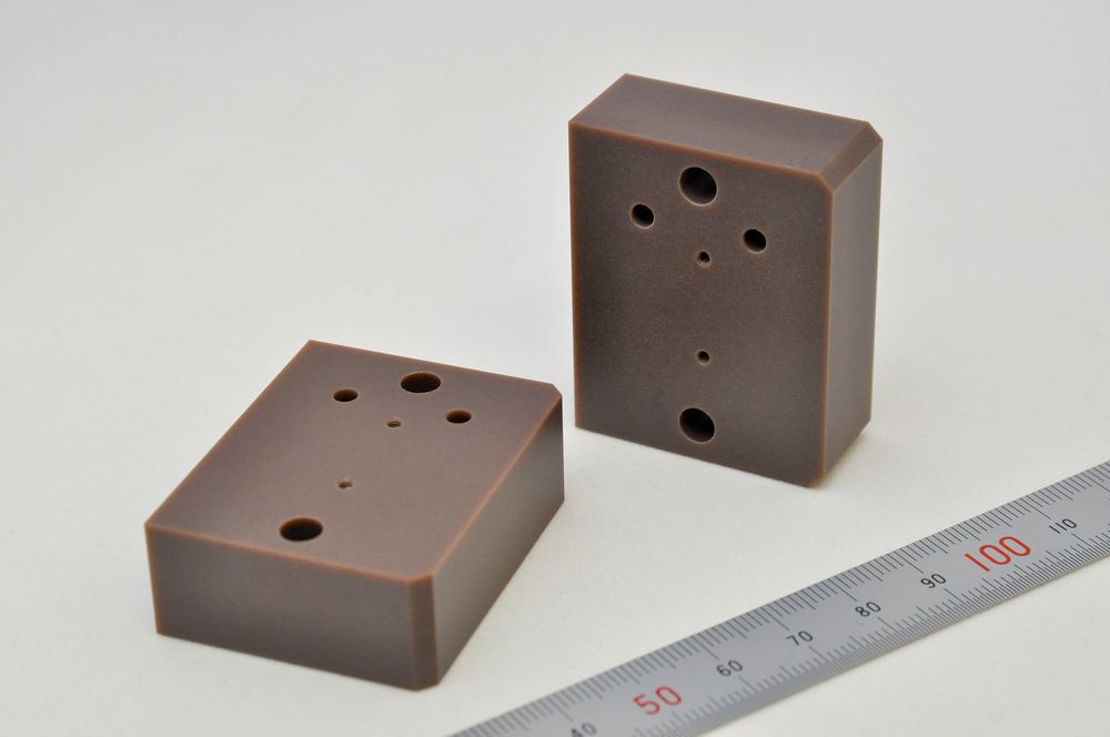 ユニレートPC｜板加工品｜切削＋穴あけ＋タップ｜44×35×t15.54（-0.05～0）｜全体写真（裏面が分かる角度）