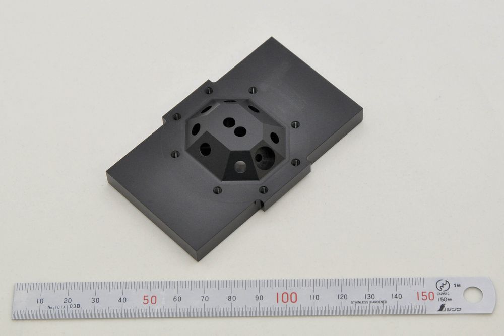 ポリアセタール（POM）｜5軸切削加工部品｜同時5軸制御マシニングセンター加工｜56×89×17mm｜完成品斜め置き