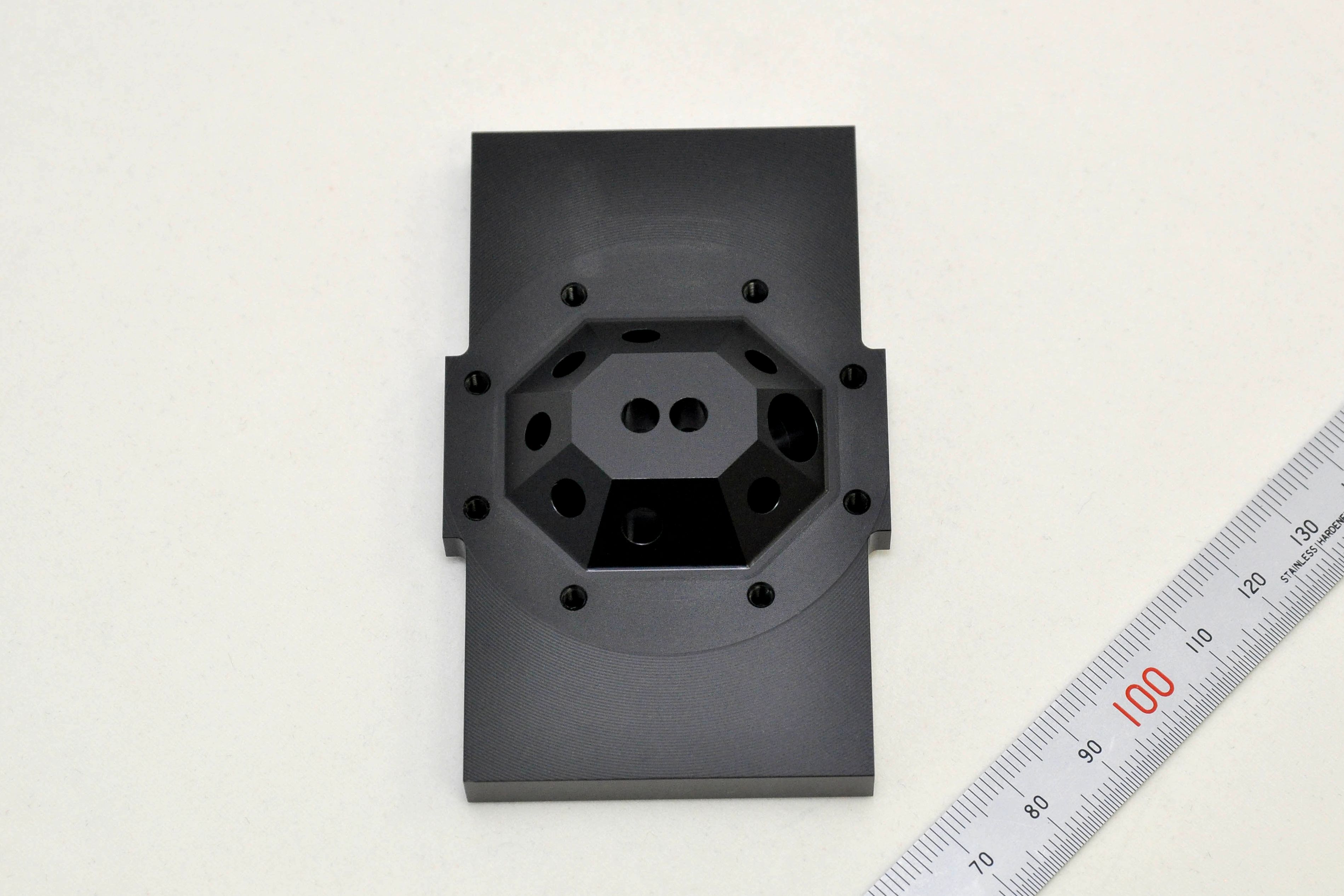 ポリアセタール（POM）｜5軸切削加工部品｜同時5軸制御マシニングセンター加工｜56×89×17mm｜完成品縦置き