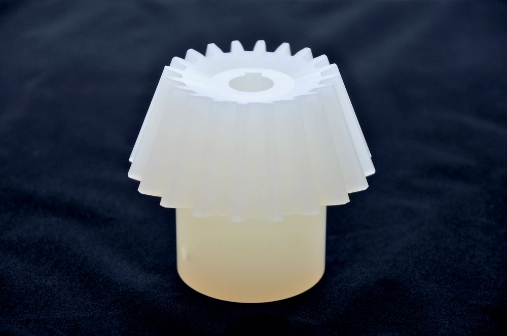 ポリプロピレンすぐばかさ歯車加工品｜PP切削事例